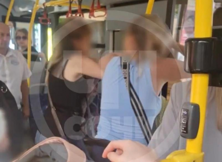 Две пассажирки подрались в сочинском автобусе на глазах у ребенка