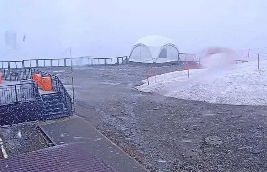 Обильный снегопад: горы Сочи на Розе Пик замело
