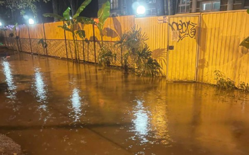 Залповый ливень в Сочи затопил улицы и автомобильные дороги 