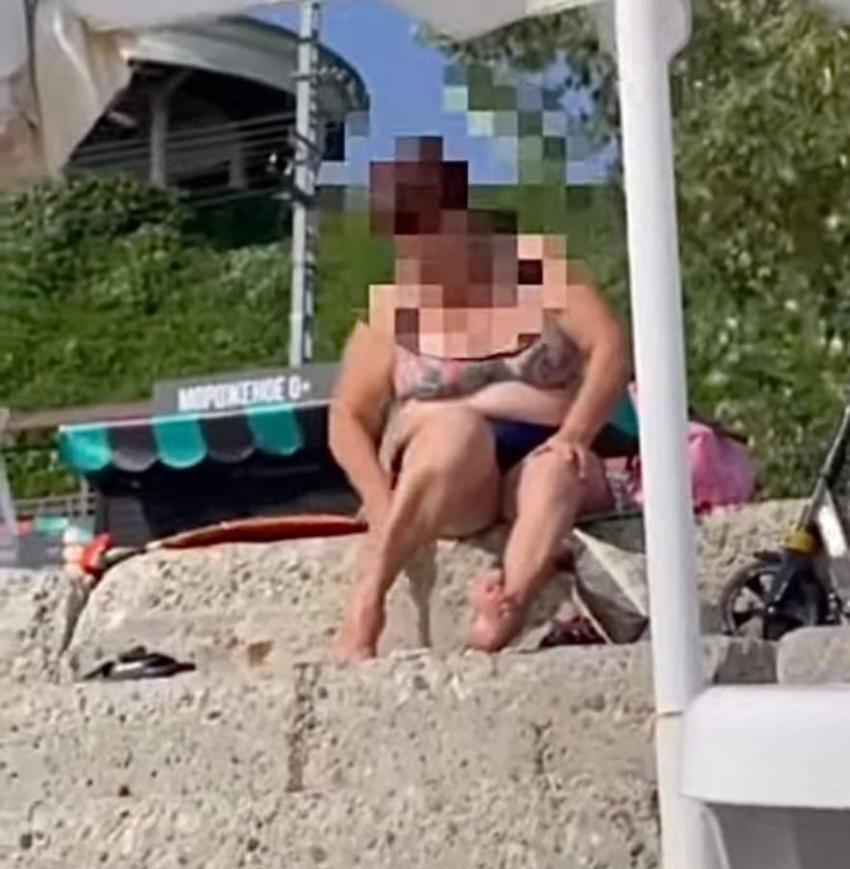 Стригут ногти на пляже, отстреливая ими в отдыхающих:  за что туристы ненавидят пляжи Сочи