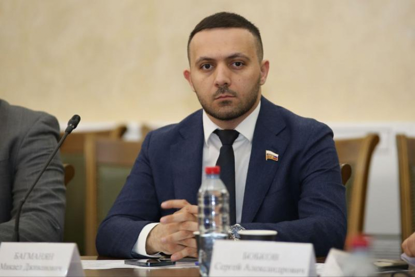  Учил молодежь политике бизнесмен и депутат ГорСобрания Сочи Микаел Багманян