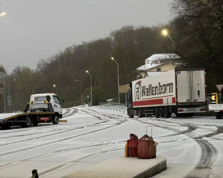 Мощный град превратил дороги Сочи в ледяной каток