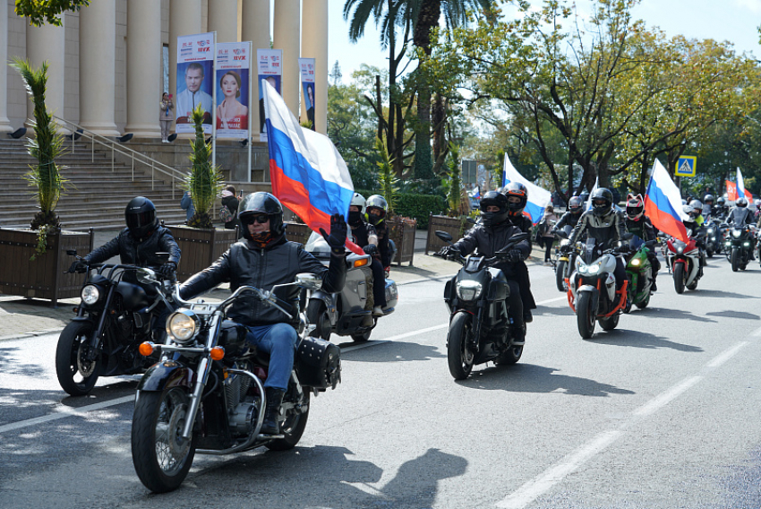 Автопробег прошёл в Сочи в День защитника Отечества