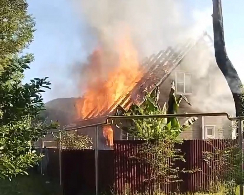 В Сочи дотла сгорел жилой дом площадью 150 кв.м