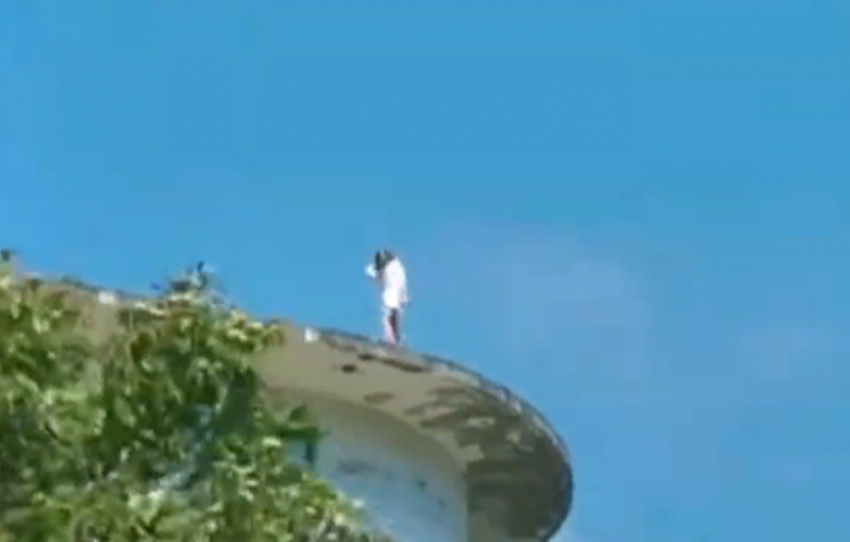 Девушка забралась на крышу сочинской многоэтажки ради селфи