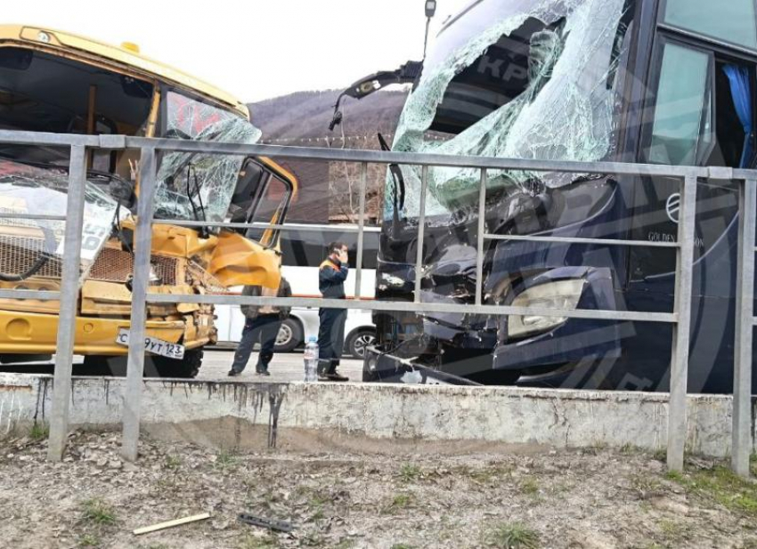 Школьный и экскурсионный автобусы столкнулись на трассе в Сочи