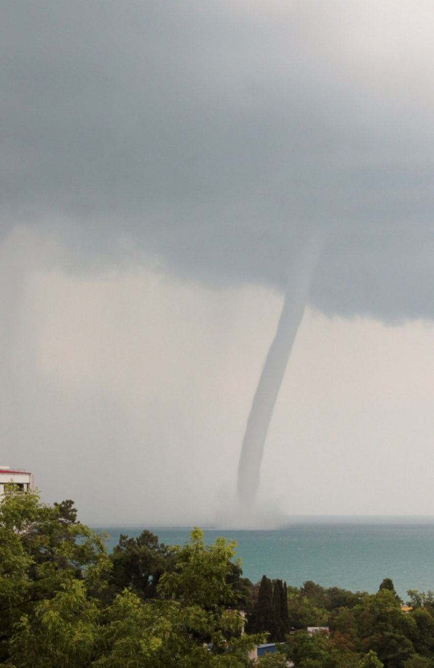 Спасатели предостерегают жителей Сочи о возможном смерче 11-го мая