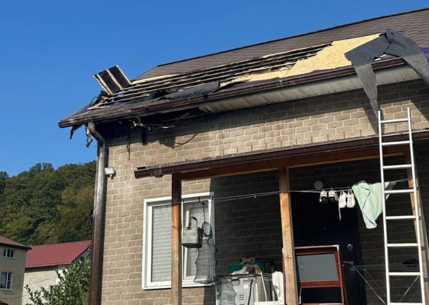 Из-за аварийного моста, пожарные не смогли проехать на тушение дома в Сочи