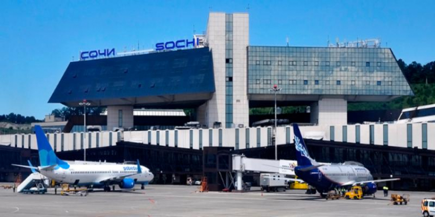 Петербуржцы застряли на борту самолёта в Сочи из-за дебошира-безмасочника