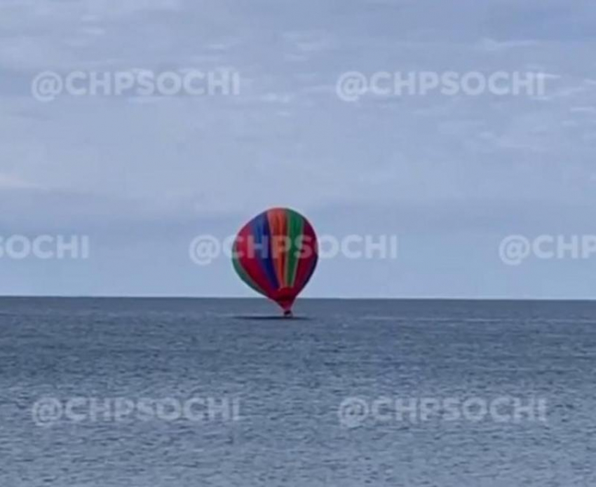 В Сочи воздушный шар с людьми на борту упал в Черное море