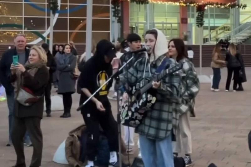 Девушка с гитарой устроила концерт на улице в Сочи 