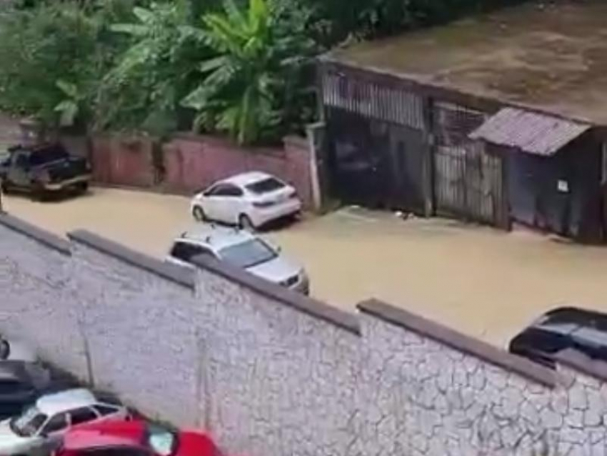 Залповый ливень затопил улицы в Сочи