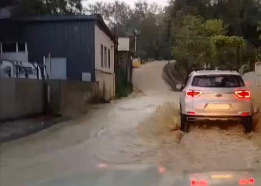 Улицы Сочи затопило из-за мощного дождя