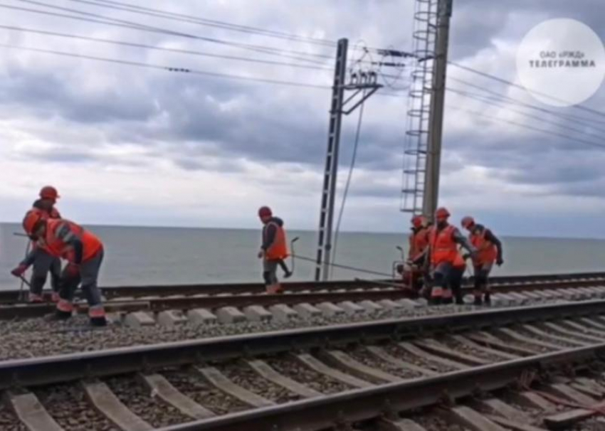  Железнодорожники уложили пути на участке, поврежденном штормом в Сочи
