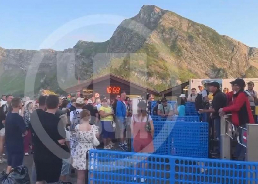 Туристы застряли в горах Сочи из-за сломавшейся канатной дороги