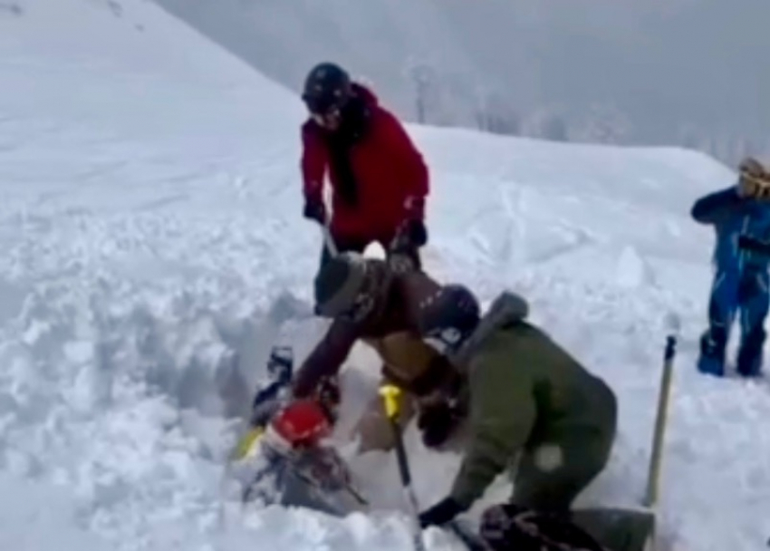 Сноубордист едва не погиб под лавиной в горах Сочи