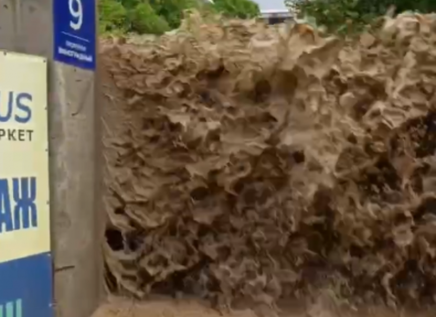 Потоп после дождя произошел в центре Сочи в традиционном месте