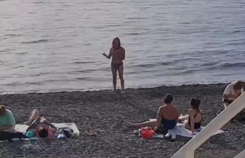 Мужчина в трусах спел перед туристами на пляже в Сочи