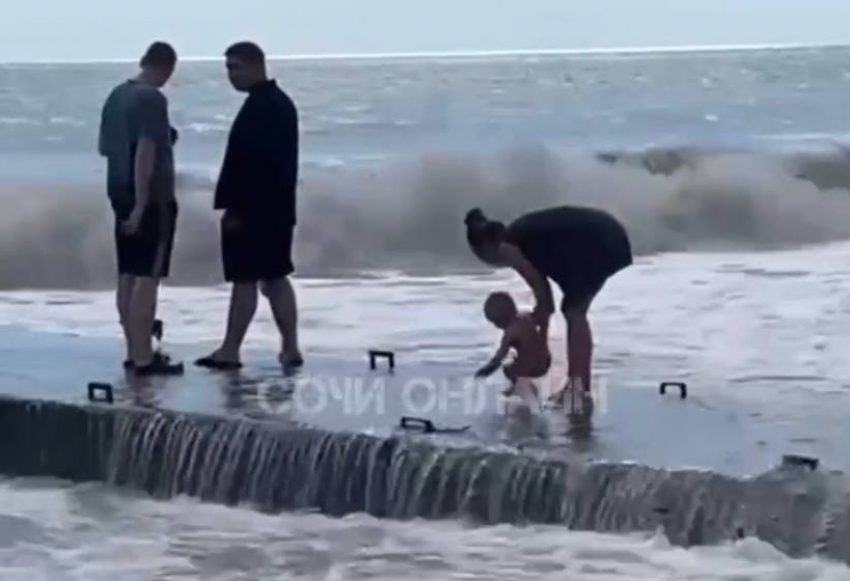 Отдыхающие в Сочи решили искупать грудного ребёнка в море во время шторма