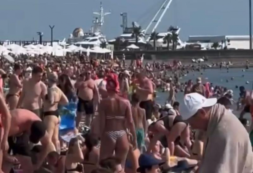 «Ёханый-бабоханный!»: заполненный туристами пляж Сочи попал на видео