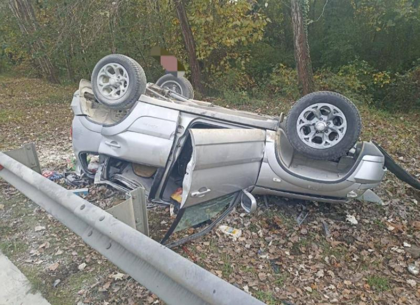 Девушка и женщина погибли в перевернувшемся на трассе в Сочи автомобиле