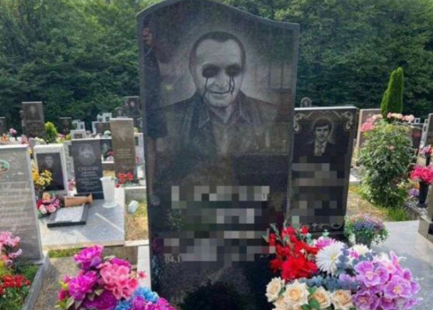 Вандалы осквернили надгробия на сочинском кладбище