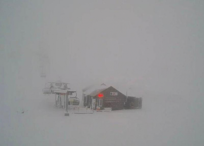 Сильный снегопад обрушился на горнолыжные курорты Сочи