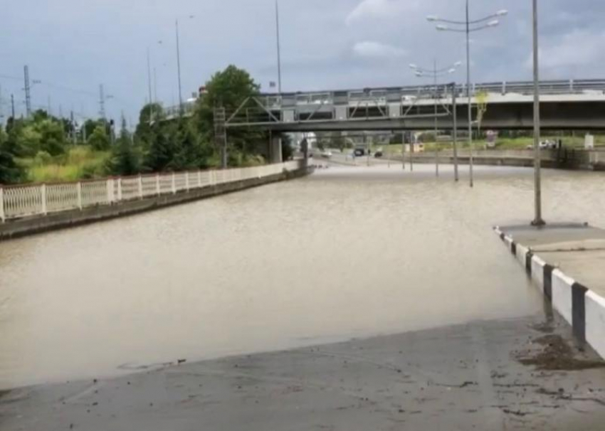 Участок федеральной трассы в Сочи перекрыли из-за подтопления
