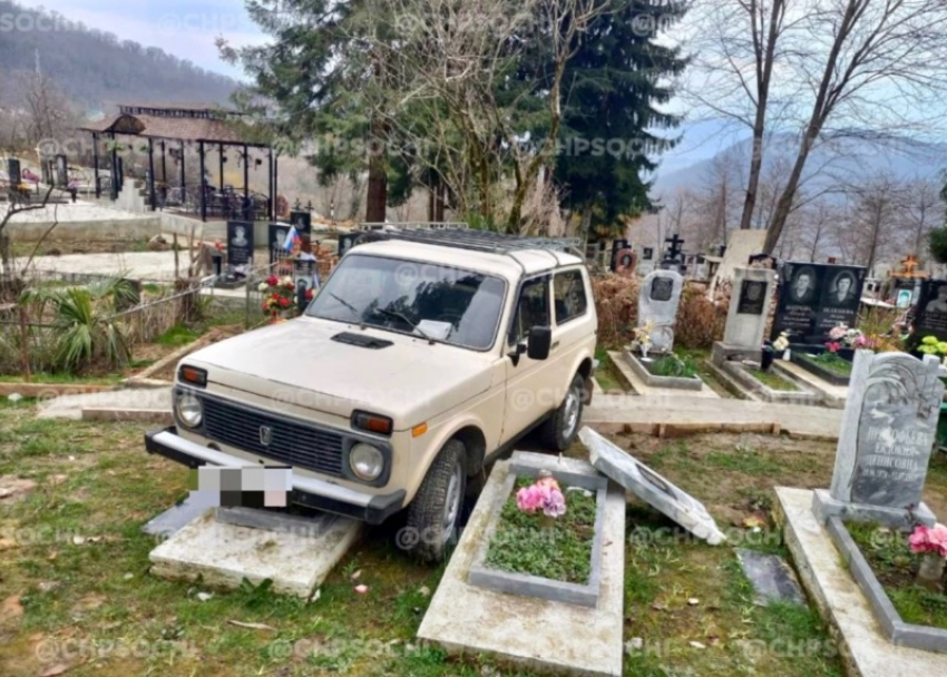 Пьяный водитель снес памятники на кладбище в Сочи 