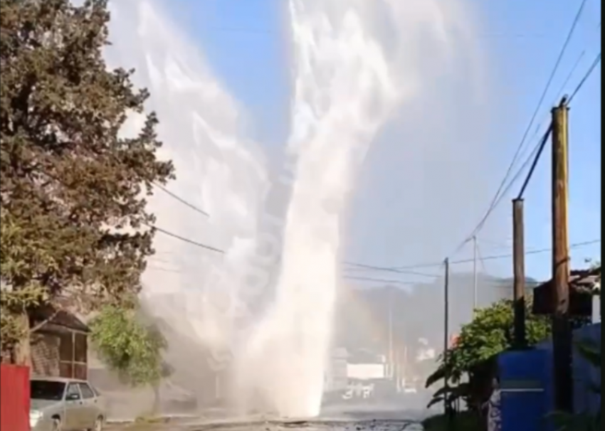 10-метровый фонтан забил ранним утром посреди дороги в Сочи