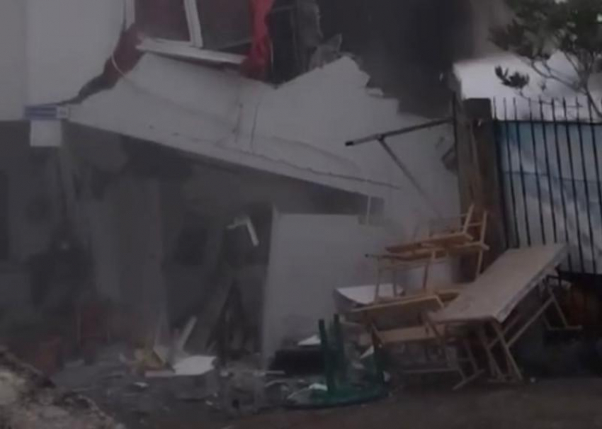 Шторм разрушил трехэтажный дом в Сочи на глазах у жителей