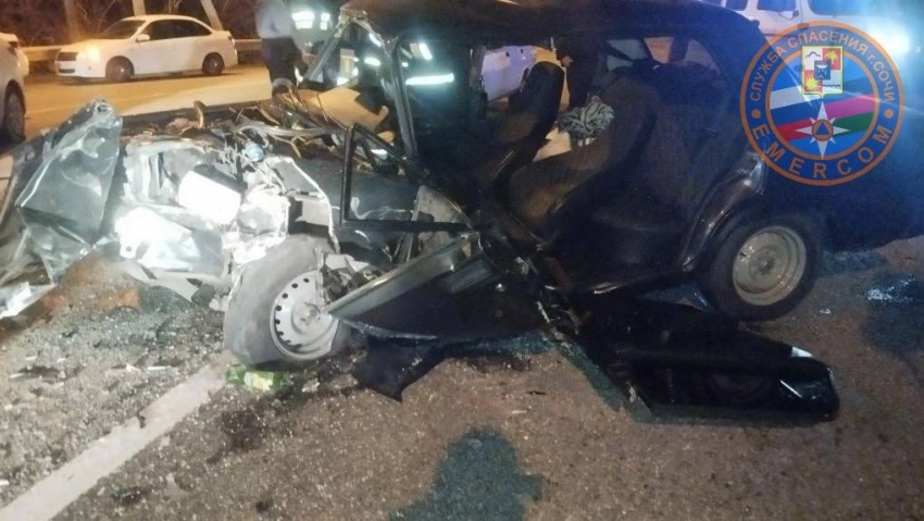 Спасатели Сочи достали мужчину из заблокированной после ДТП «семерки»