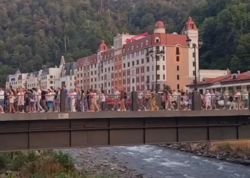Пробка из туристов образовалась на мосту в Сочи
