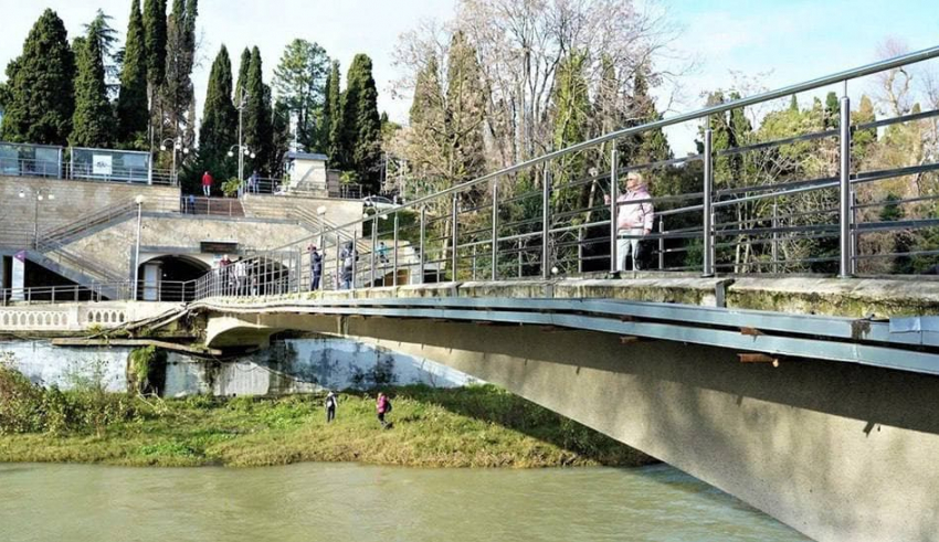 Мост к парку «Ривьера» закроют на обследование