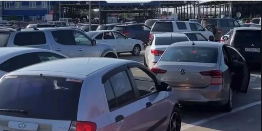 Пробка из сотни автомобилей на границе с Абхазией попала на видео 