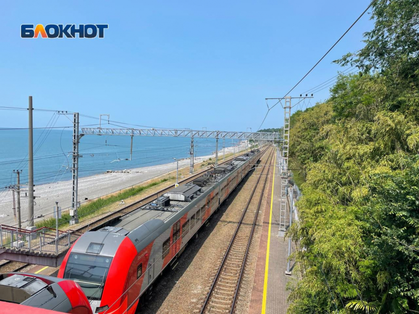 Молодого человека насмерть сбила электричка с пассажирами в Сочи