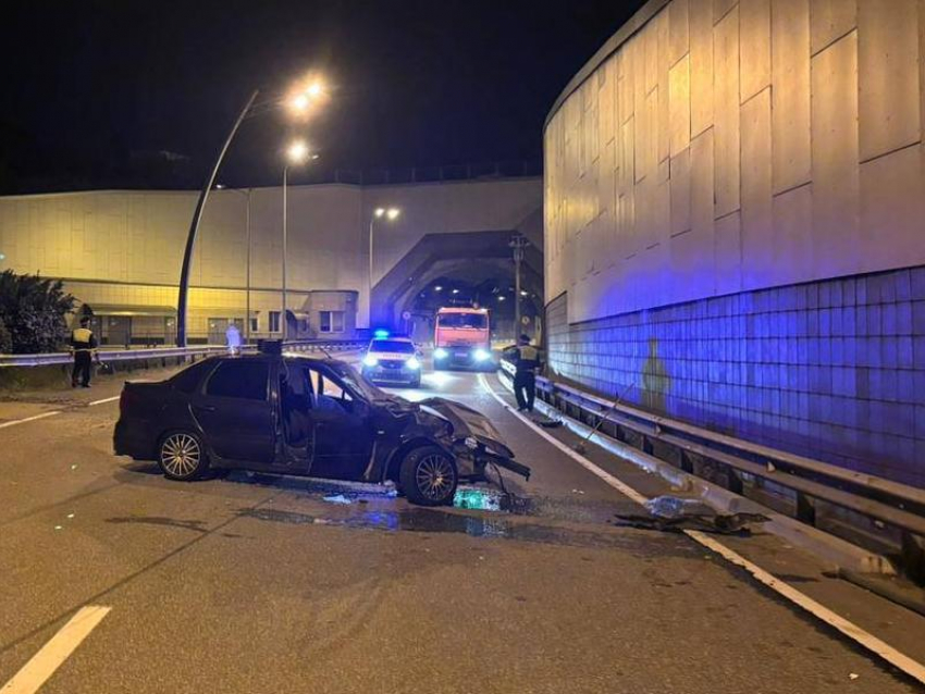 В Сочи водитель разогнался на выезде из тоннеля и влетел в барьерное ограждение