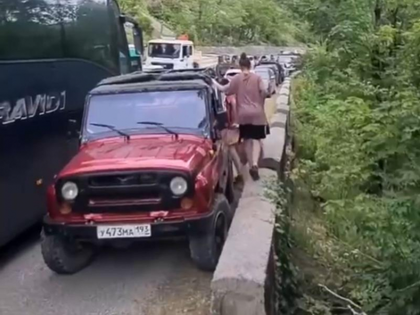Туристы образовали многокилометровую пробку на пути к озеру Рица 