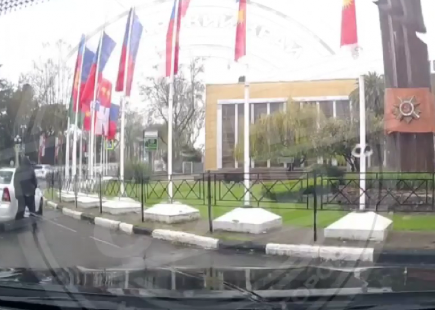 В Сочи таксист справил нужду у памятной стелы города-орденоносца