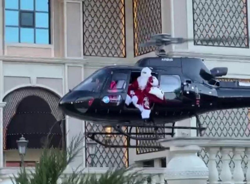 Дед Мороз сменил упряжку оленей на вертолёт и прилетел в Сочи 