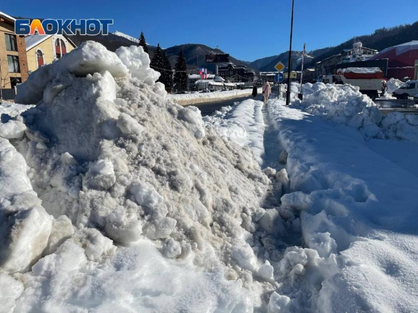 Двухметровые сугробы намело в горах Сочи