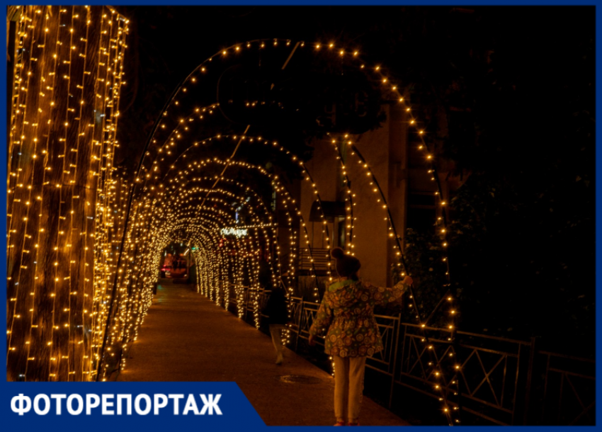 Улицы засияли новогодними огнями: фоторепортаж с новогодней атмосферой Сочи 