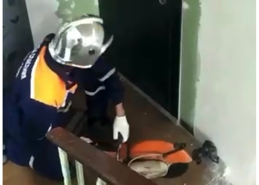 Спасательной бригаде в Сочи пришлось вскрывать дверь бензорезом для вызволения двухлетнего мальчика