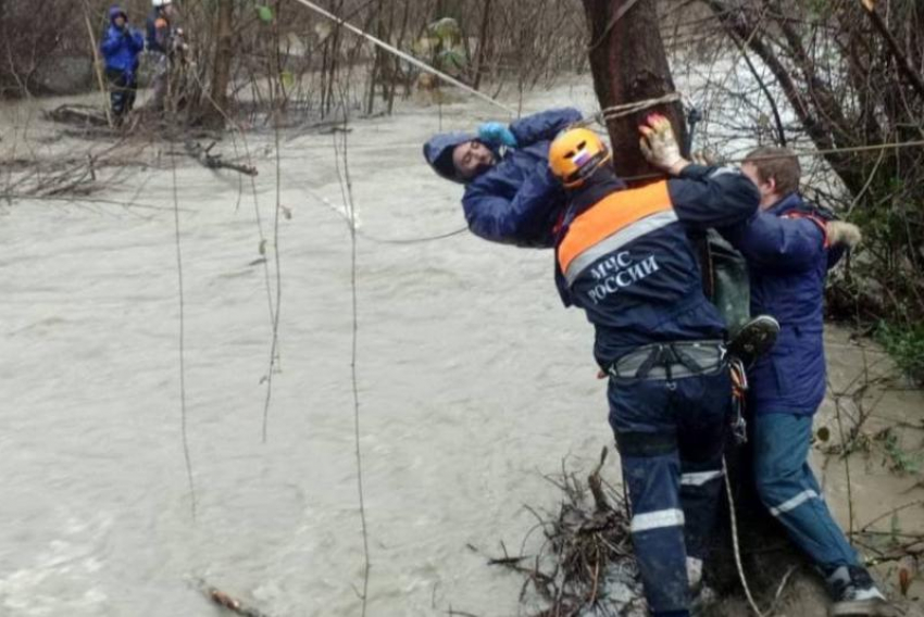 Сотрудники МЧС спасли троих рыбаков в Сочи