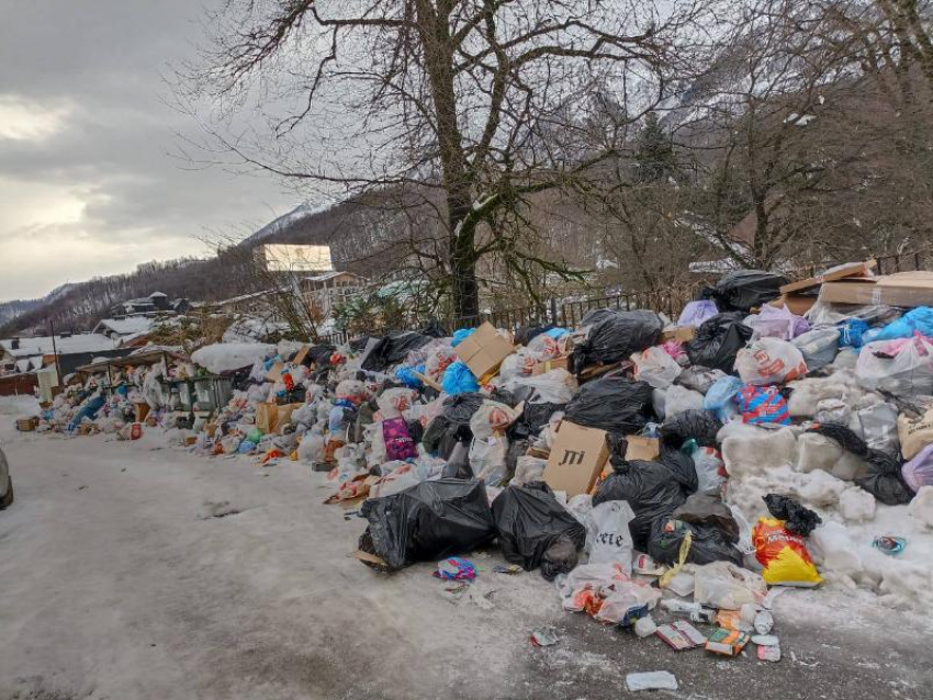 Мусорные горы образовались в горнолыжных поселках Сочи