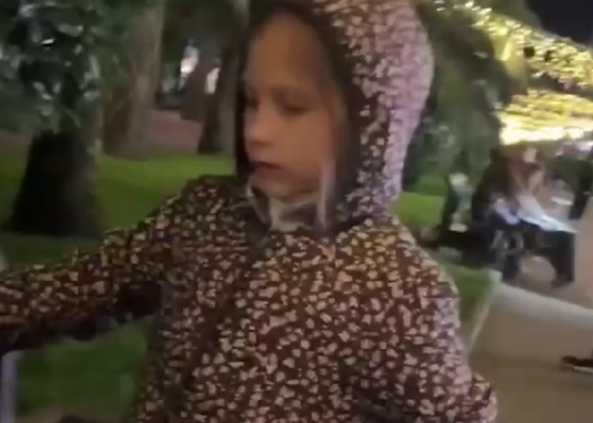 10-летняя девочка продает украшения в центре Сочи, чтобы заработать на акваланг