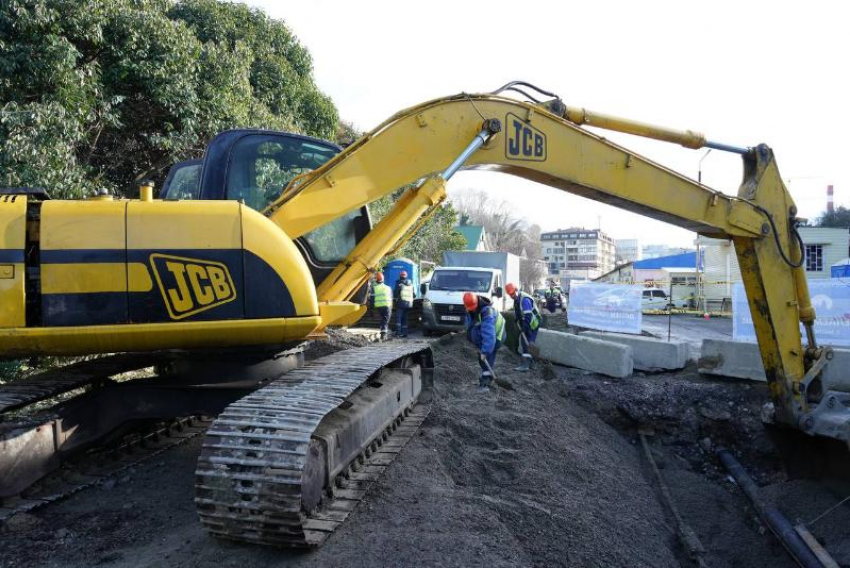 Специалисты Водостока заменили разрушенный участок коллектора в Сочи