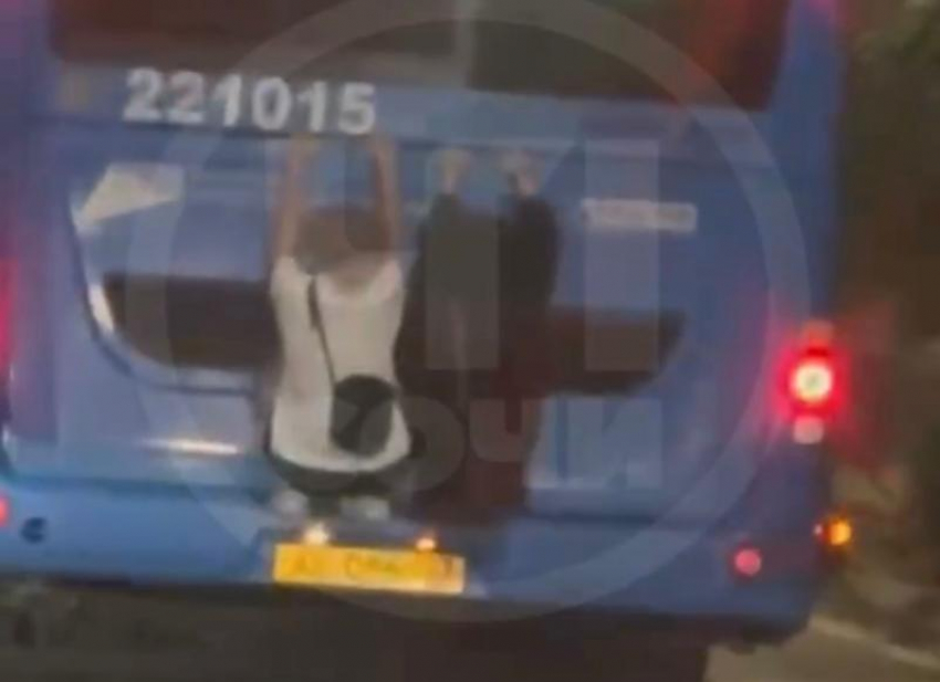 Малолетние зацеперы прокатились на бампере автобуса в Сочи