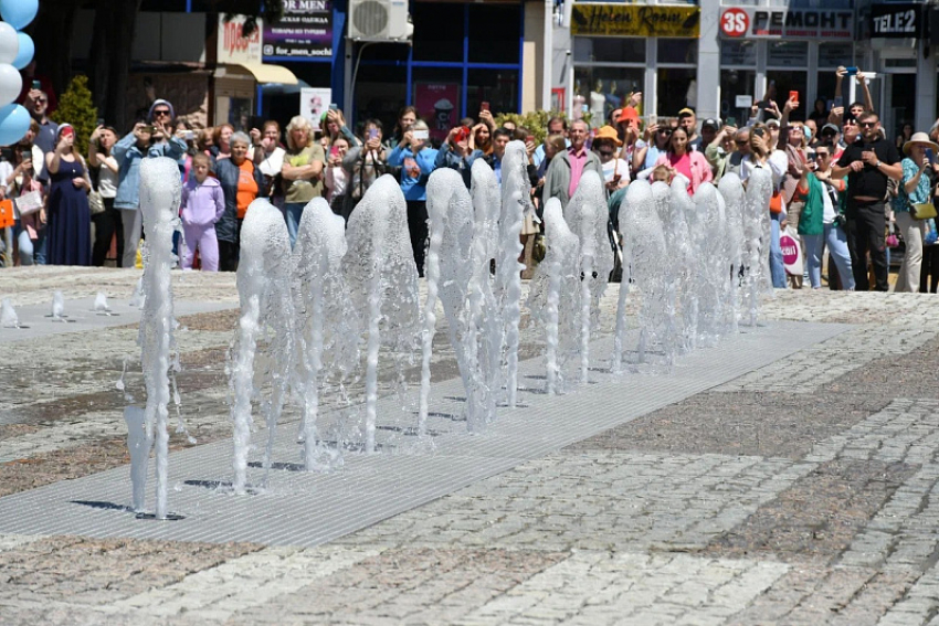 В Сочи открыли светомузыкальный фонтан с пешеходным доступом