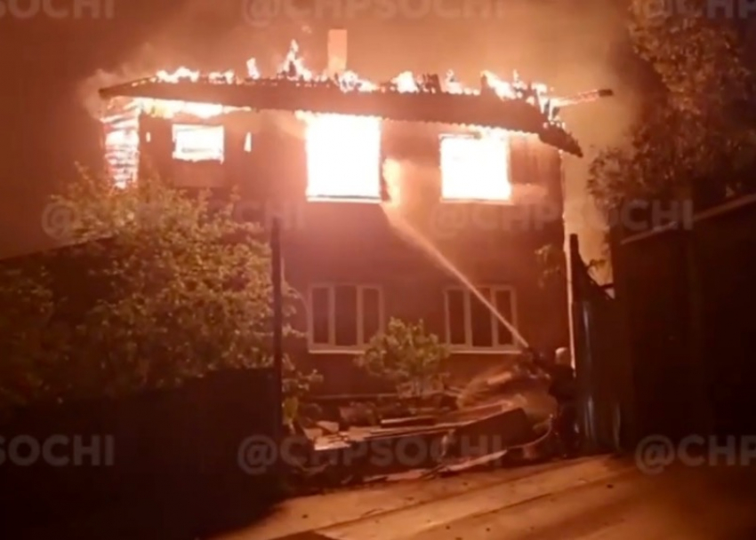 Крупный пожар охватил жилой дом в Сочи 